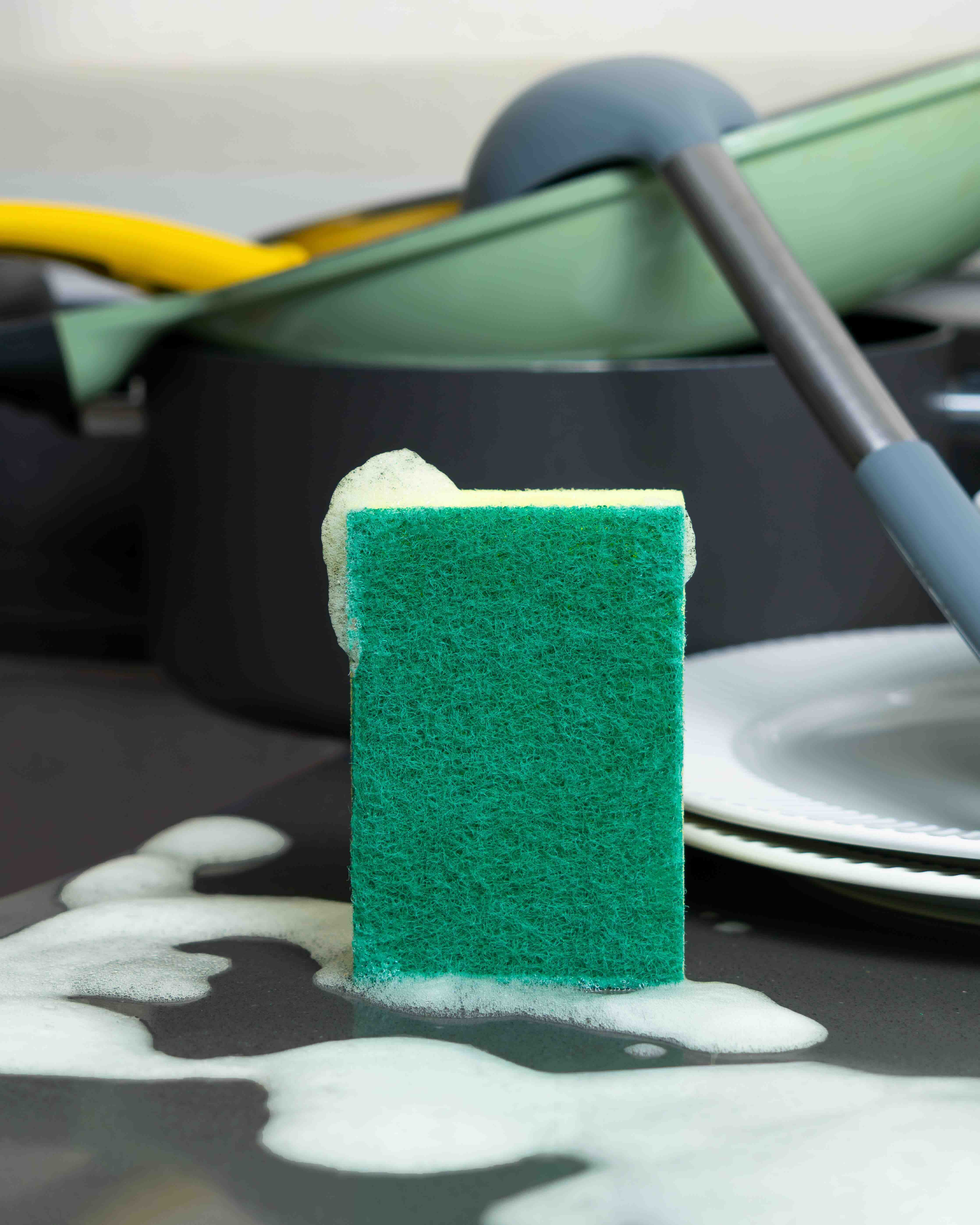 Es mejor lavar los trastes con esponja o con fibra