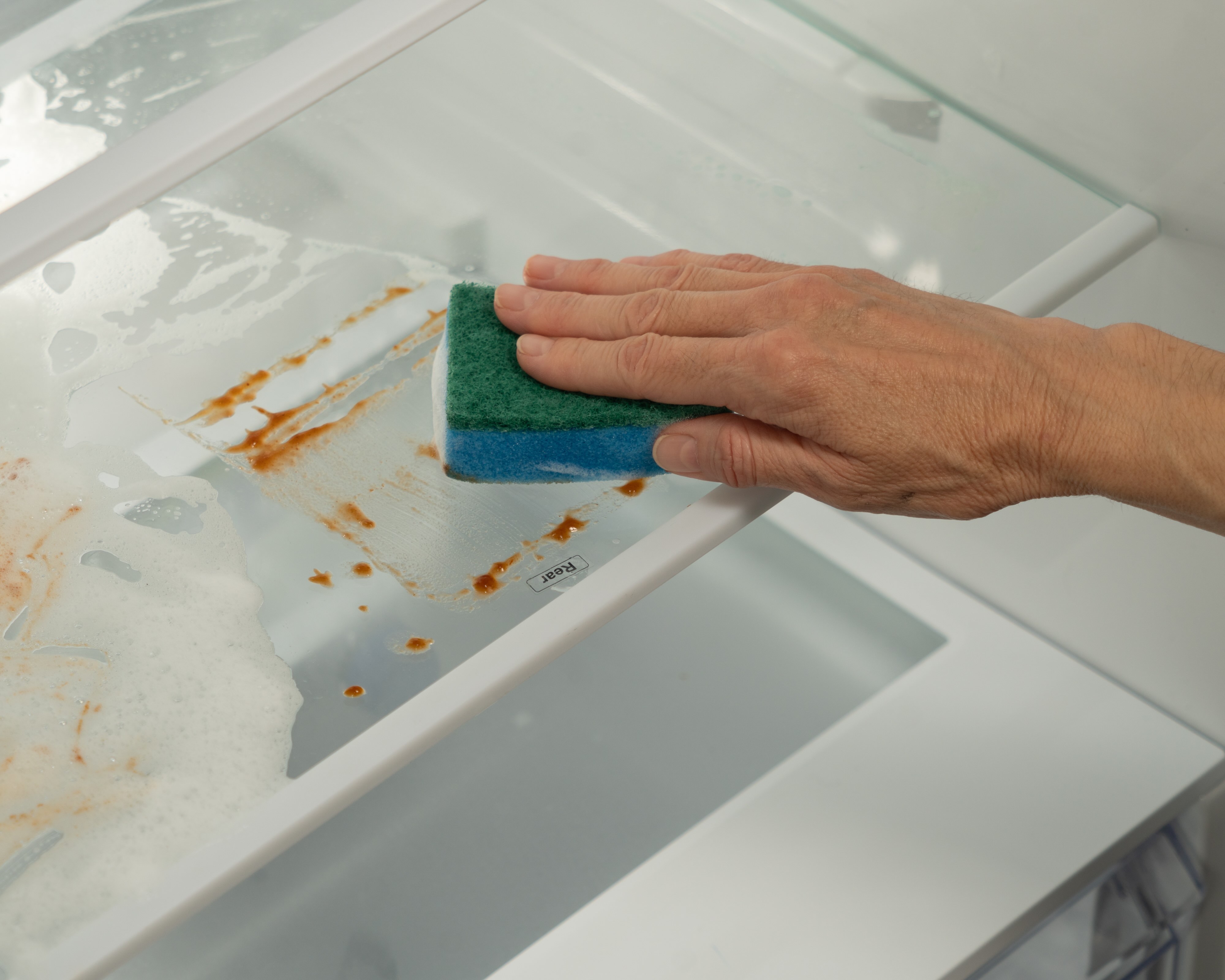 Post cena navideña deja el horno limpio con un paño esponja