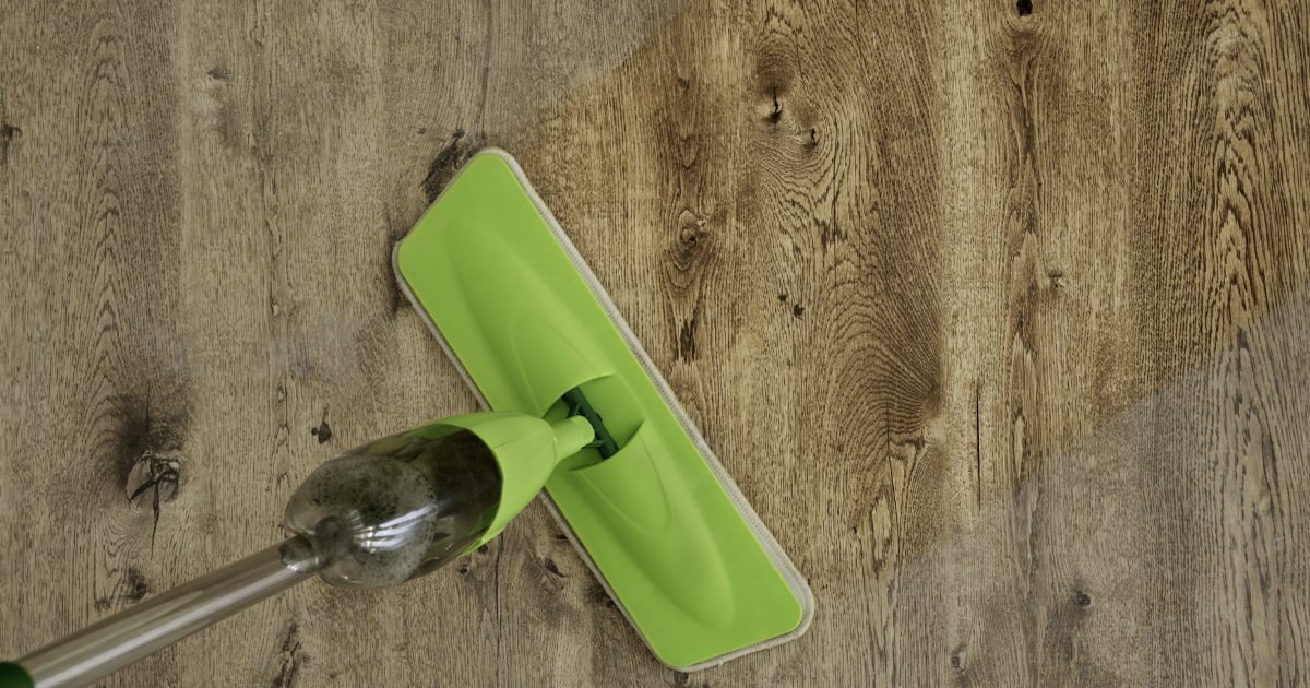Spray mop limpiando piso de madera1