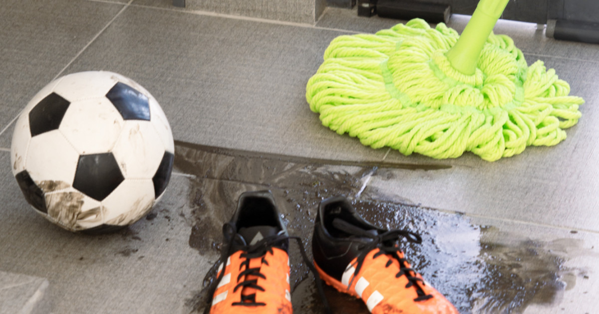 Trapeador Mágico limpiando un piso sucio