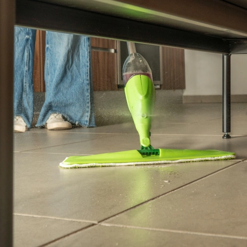 Paredes y pisos limpios con el trapeador de microfibra