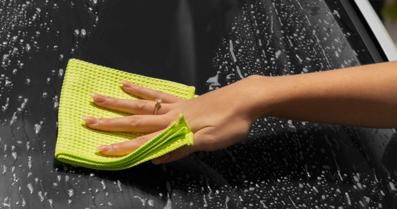 Cómo tener tu coche siempre limpio solo con un paño de microfibra