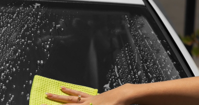 Consigue espejos libres de lluvia en tu auto con paño waffle