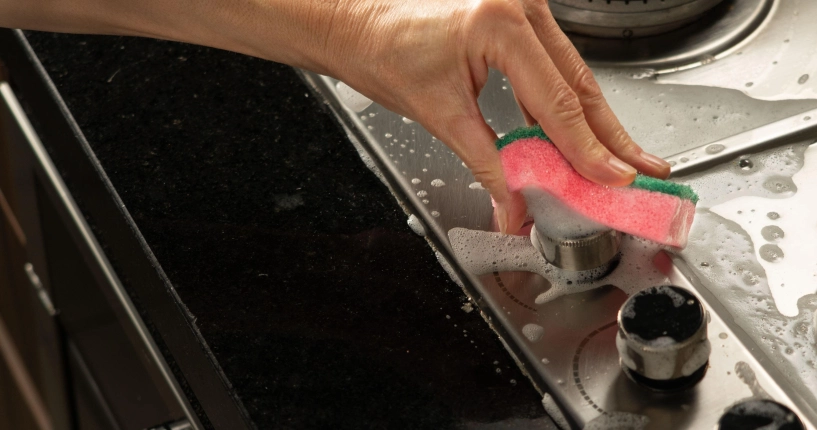 Renueva tu estufa con una esponja y este tip