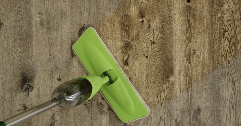 Spray mop limpiando piso de madera1