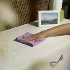 Muebles de madera limpios con un paño de microfibra
