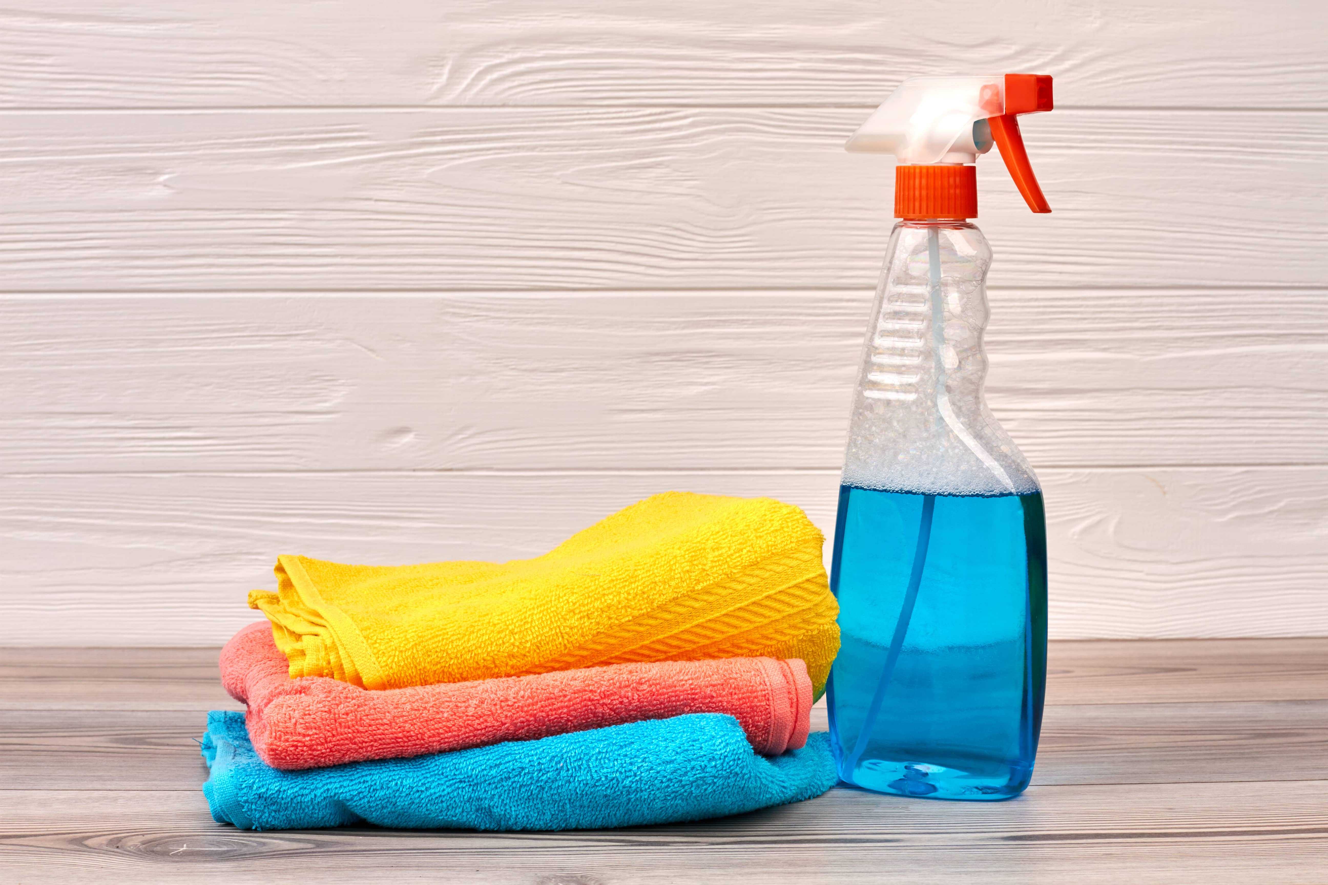 Productos básicos de limpieza en el hogar que no te pueden faltar