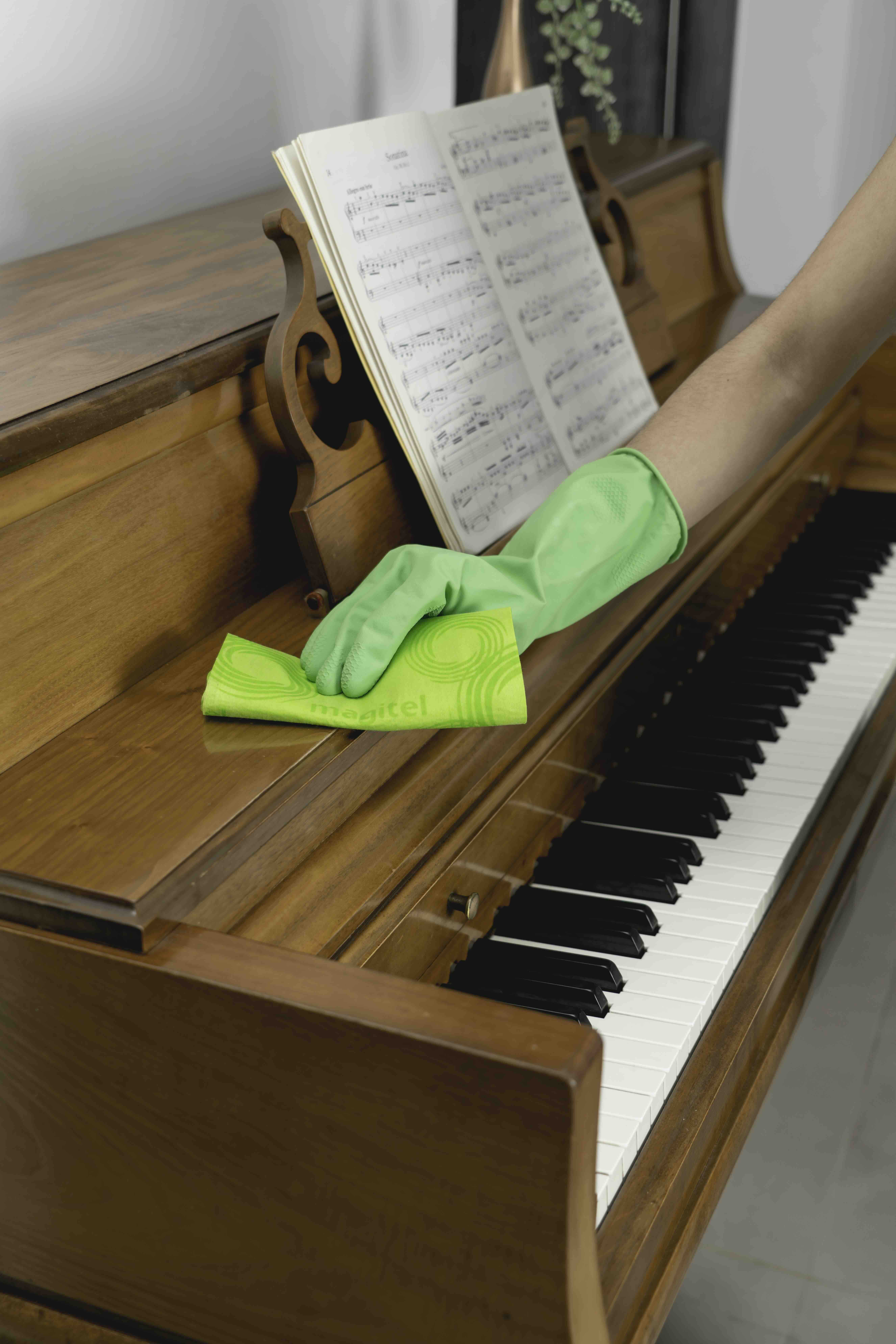 Muble de madera siendo limpiado con tela magitel