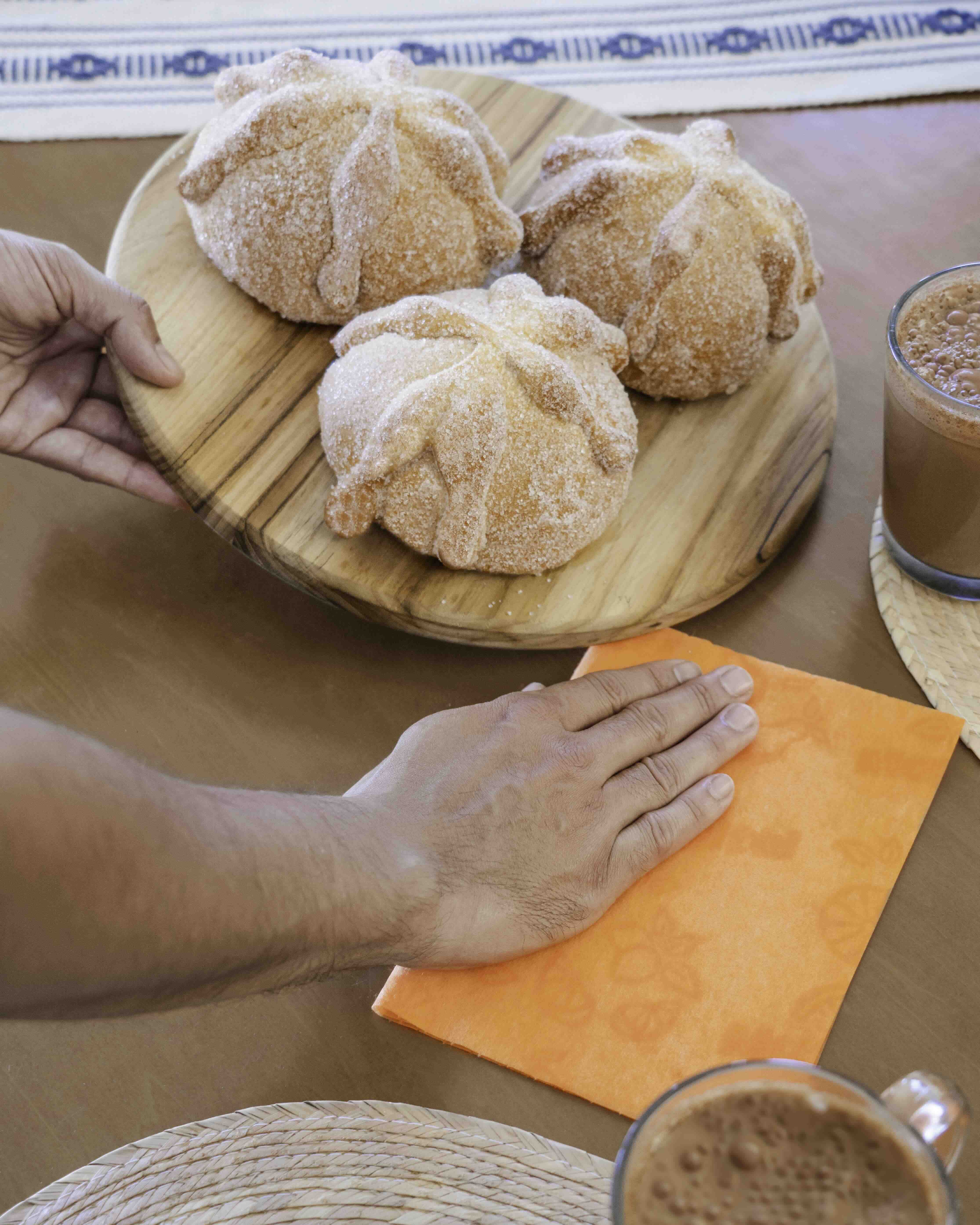 Tela magitel en perfectas condiciones siendo utilizada para limpiar una superficie